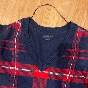 Tommy Hilfiger women’s plaid sweater; Size L; Gently worn